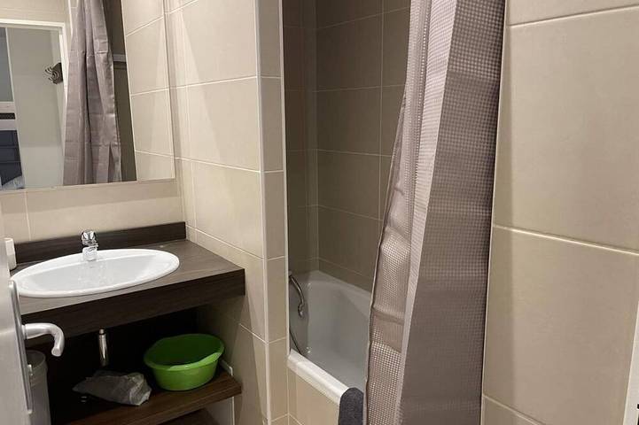 Entire apartment, 150m from ski slopes, 4th floor, view mountain, swimming pool, tv, ski locker, 44m², Gourette in Gourette, Eaux-Bonnes