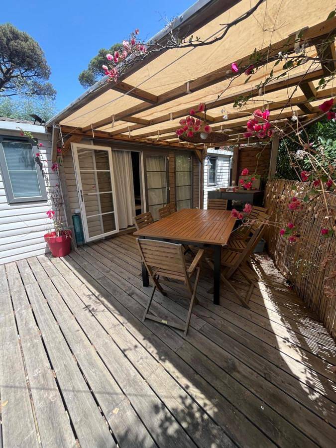 Camping pour 6 personnes, avec terrasse ainsi que piscine et vue, animaux acceptés à Gassin - 2