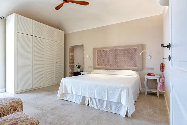 Stanza per 2 persone, con balcone e giardino in Sardegna