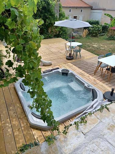Location de vacances pour 16 personnes, avec piscine ainsi que jardin et vue, animaux acceptés à Saint-Amant-de-Bonnieure