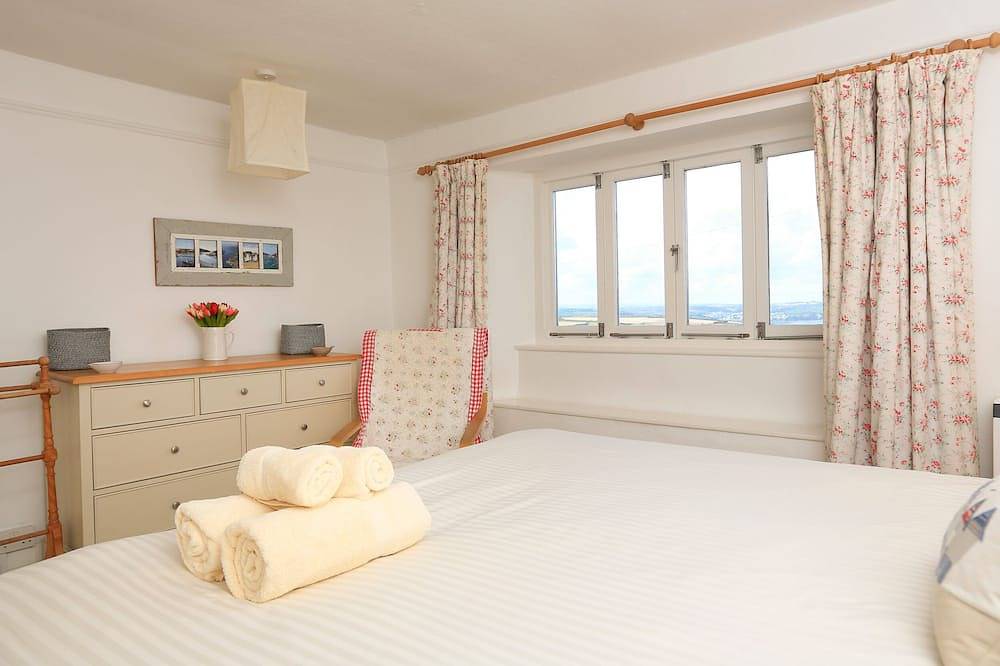 Bow Cottage, pet friendly, with open fire in East Portlemouth in East Portlemouth, South Devon