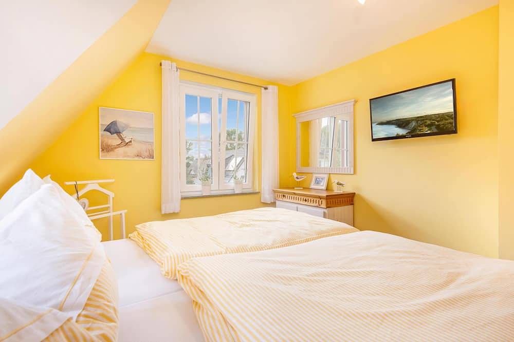 Excl. Thatched-roof house with feel-good character in idyllic location, 8 pers. in Glowe, Rügen