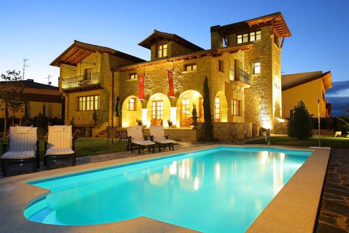Hôtel pour 2 personnes, avec Terrasse et Jacuzzi ainsi que Jardin et Piscine à Olite