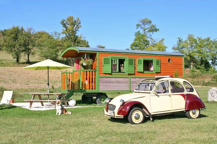Gîte pour 2 personnes, avec terrasse ainsi que piscine et jardin