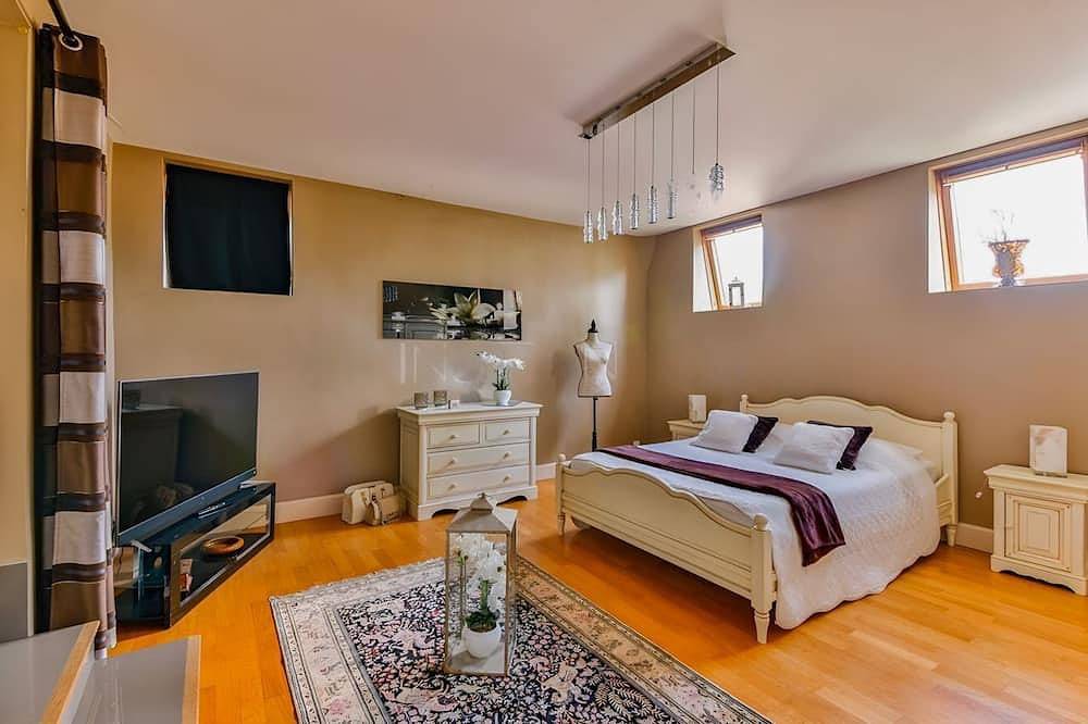 Chateau Pernelle - Siete Habitaciones Villa, Capacidad 14 in Saint-Leu-la-Forêt, Valle del Oise