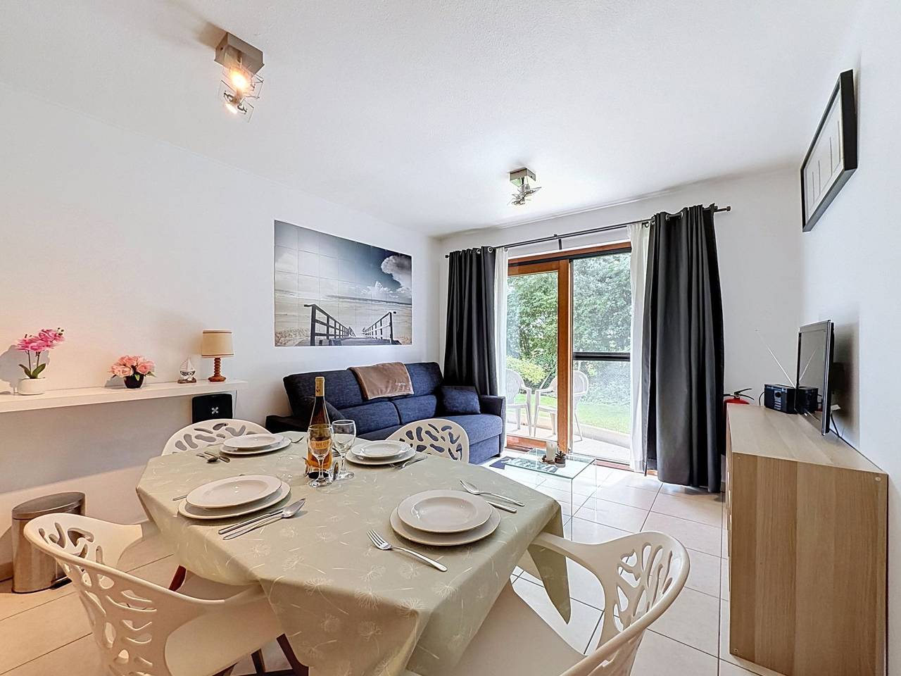 Entire apartment, Biaritz with pool & parking in Bredene, Belgian Coast