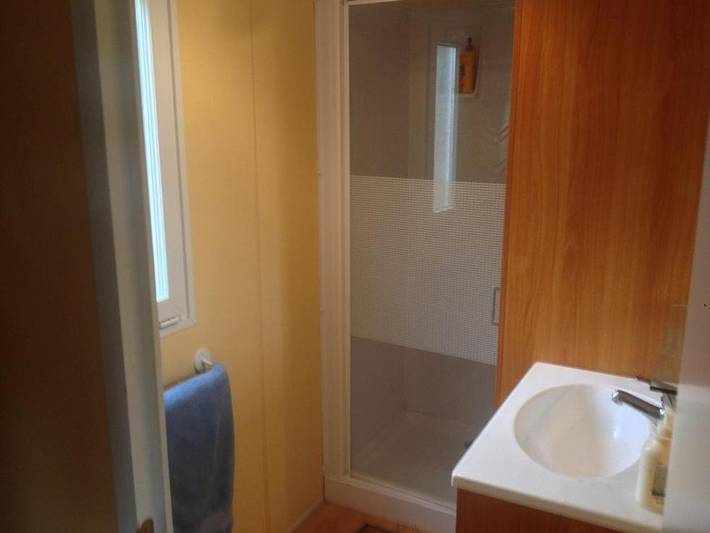 Camping pour 4 personnes, avec piscine et jardin ainsi que vue et terrasse dans Claouey - 3