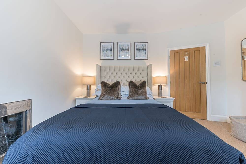 Pottery Gate - sleeps 4 in modern dog friendly cottage with parking and new bathroom in Bowness-on-Windermere, Lake District