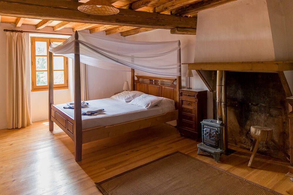 Una casa de campo francesa tradicional de 5 dormitorios, del siglo 14 in Villautou, Región de Carcassonne