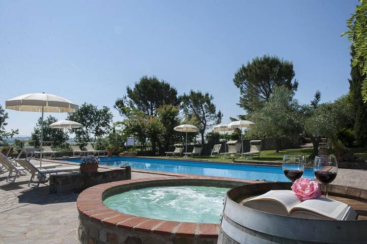 Agriturismo per 6 persone, con Idromassaggio e Terrazza nonché Giardino e Piscina per bambini a Castiglion Fiorentino