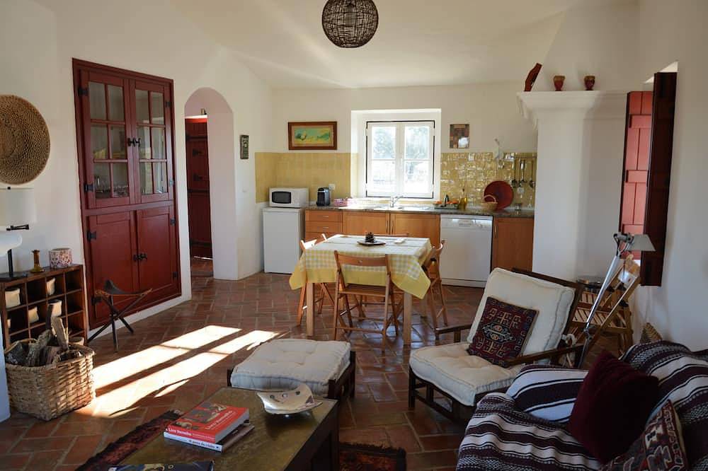 Casa di Gardian circondata da vigneti e querce e ulivi in Alter do Chão, Distretto di Portalegre