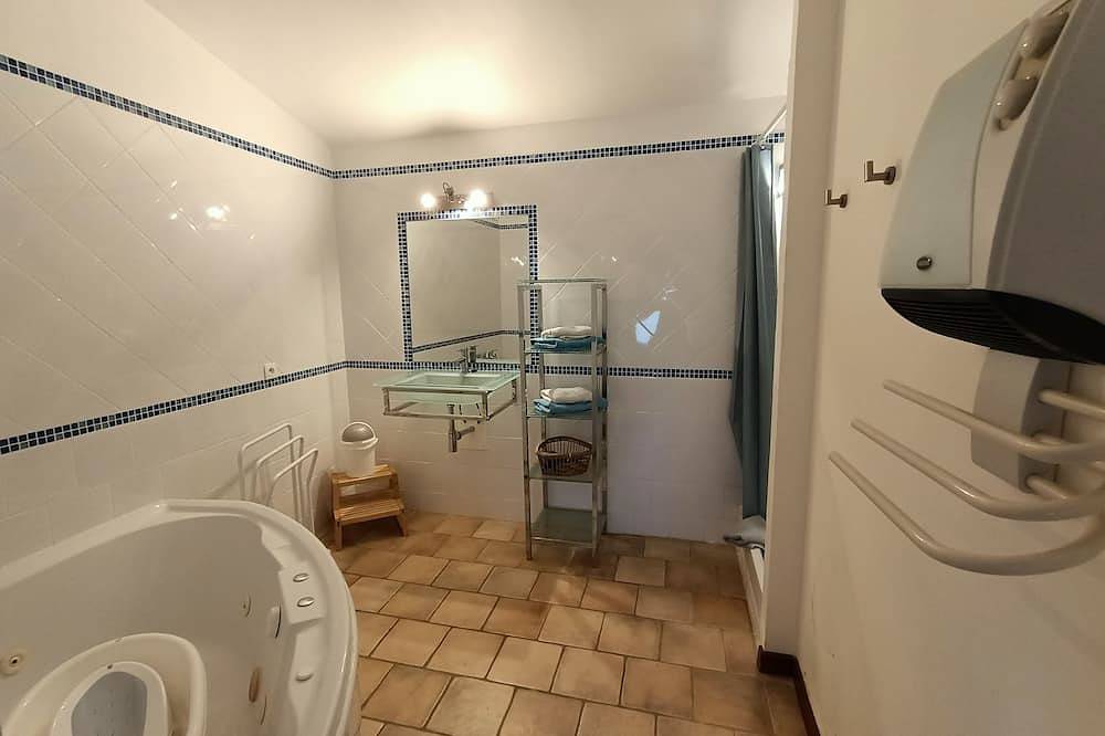 In Provence, large private property with swimming pool for 8 to 15 adults in Carpentras, Vaucluse