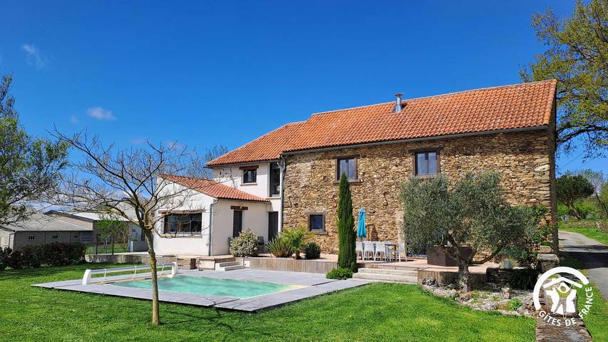 Gîte pour 11 personnes, avec Terrasse ainsi que Jardin et Piscine dans Saint-Michel-Labadié