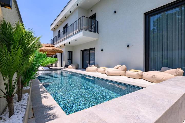 Appartement de vacances pour 15 personnes, avec jardin ainsi que piscine et jacuzzi