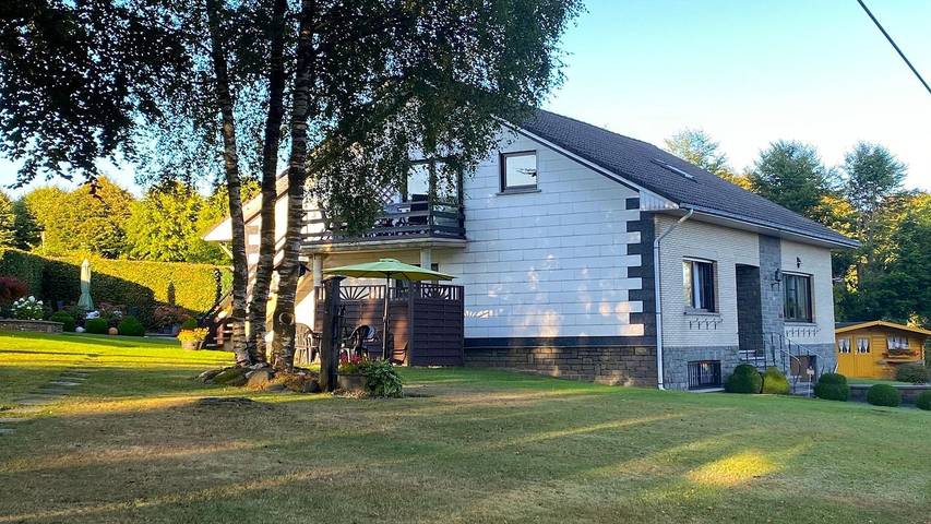 Location de vacances pour 5 personnes, avec jardin ainsi que vue sur le lac et terrasse à Butgenbach