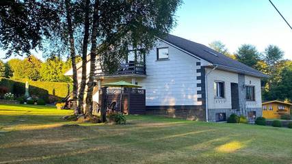 Cottage pour 5 personnes, avec jardin ainsi que vue sur le lac et terrasse à Butgenbach