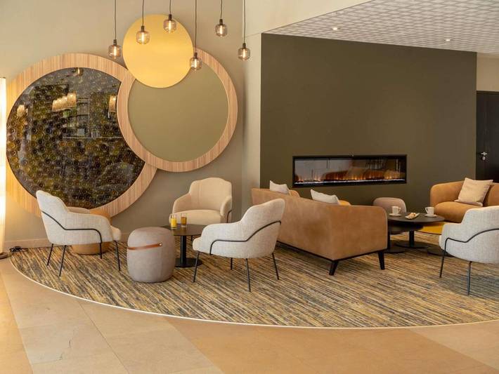 Hôtel pour 4 personnes, avec Terrasse ainsi que Jardin et Piscine à Appoigny