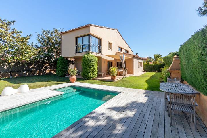 Casa rural para 8 personas, con piscina y jardín en Montrás