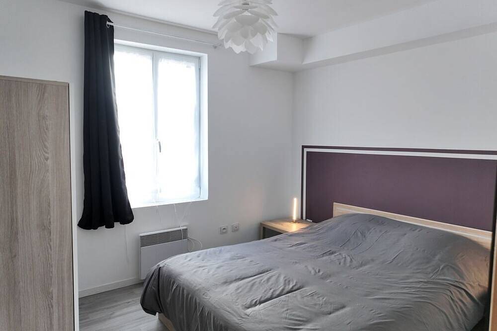 Entire apartment, Bright city apartment with 2 private indoor parking spaces in Beuvrages, Valenciennes region
