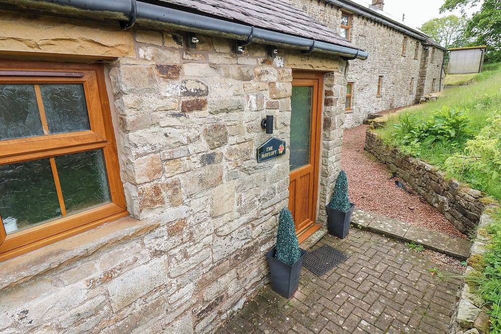 The Hayloft, pet friendly, with hot tub in Alston in North Pennines AONB