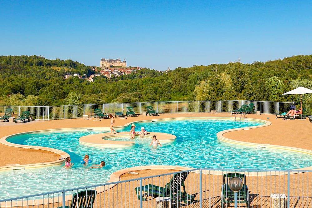 Les Sources Confort Terrasse panoramique, Spa, Piscine, Etang de pèche, jacuzzi. in Hautefort, Périgord Noir