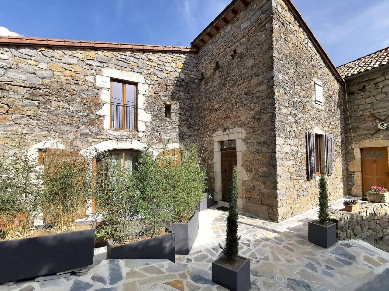 Studio entier, Loft Cocoon : Vue Montagne et Jacuzzi privé  à Mostuéjouls in Mostuéjouls, Parc naturel régional des Grands Causses