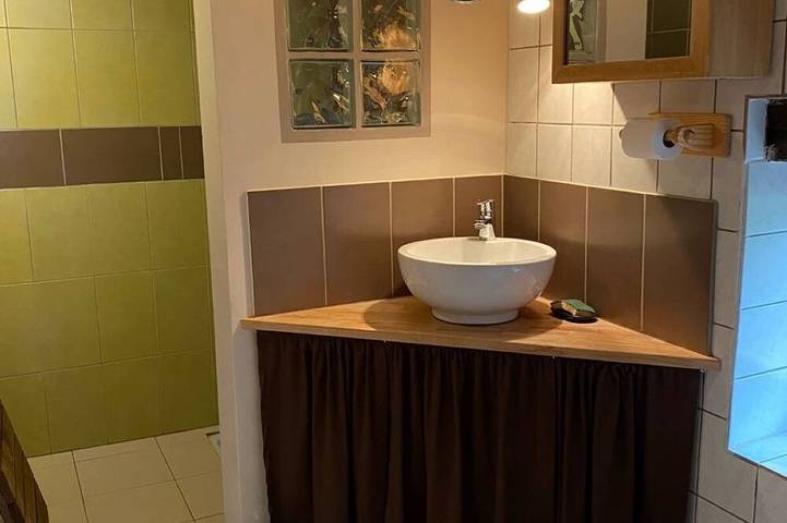 Gîte pour 3 personnes, avec piscine ainsi que terrasse et jardin à Gravières - 4