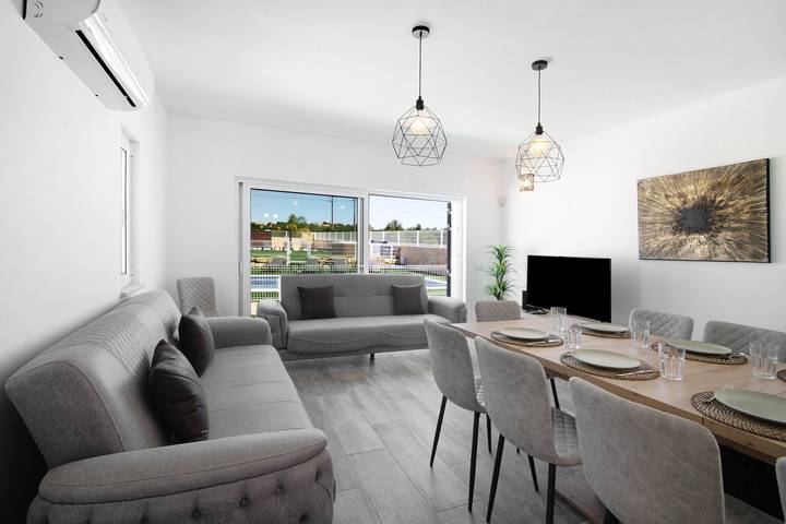 Casa de Férias 'Villa Flora' com Vista para a Montanha, Wi-Fi e Ar Condicionado in Algoz e Tunes, Distrito de Faro