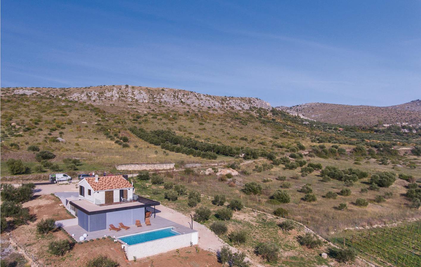 Urlaub am Meer: Gemütliche 2-Zimmer-Wohnung mit Pool und Terrasse, 1 km von der Küste entfernt in Šibenik-Knin