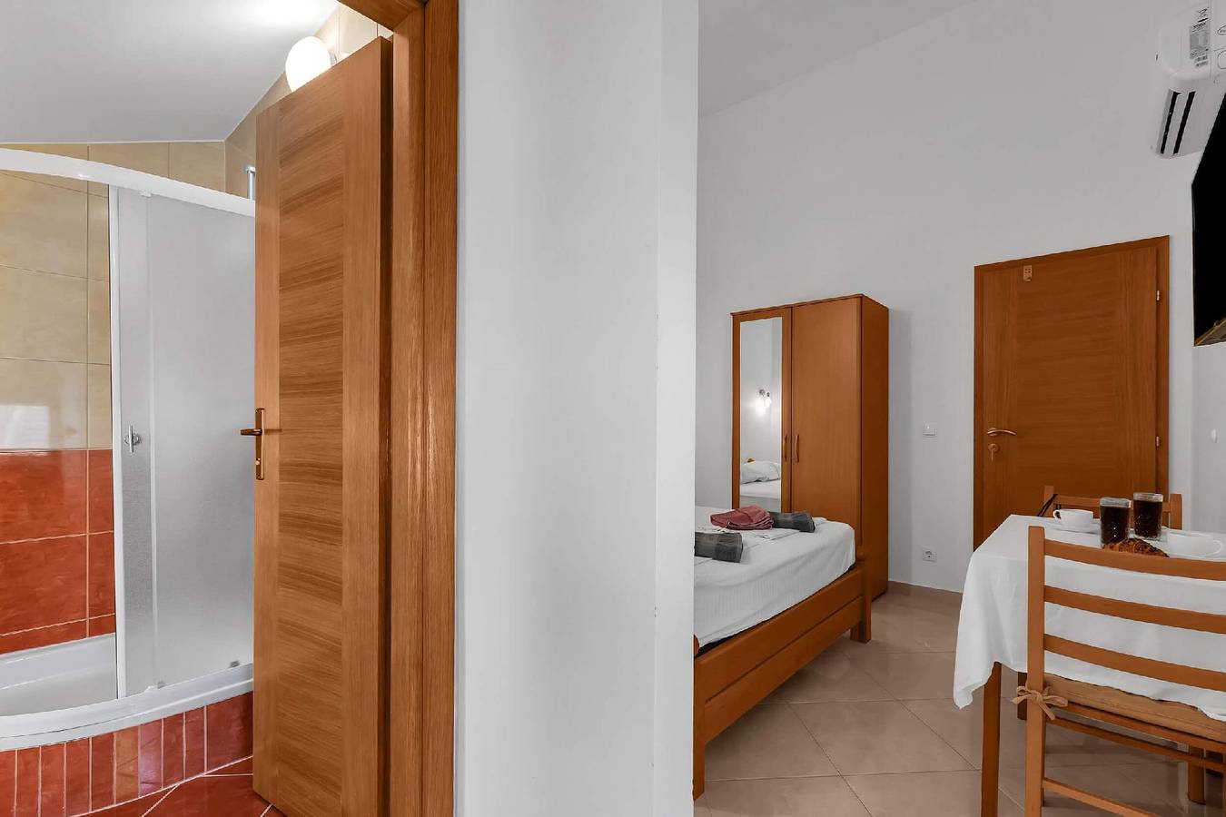 Ganze Ferienwohnung, Kiefer Vordach Studio A10 in Brela, Makarska Riviera