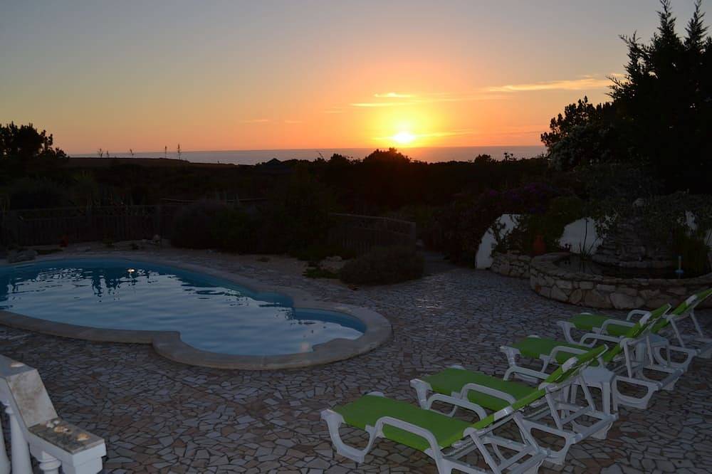Casa Borboleta Villa ben tenuta con vista sul mare, ampio giardino e piscina, posizione da sogno in Arrifana, Aljezur