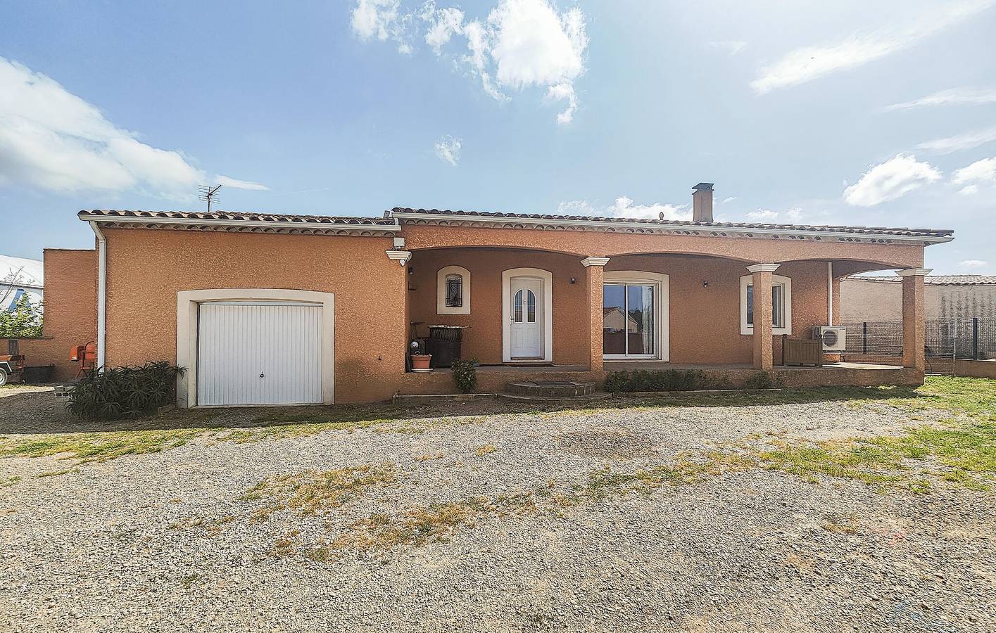 Geräumige 150 m² große Wohnung mit Pool, WLAN und in der Nähe von Restaurants und dem Fluss in Olonzac, Canal du Midi