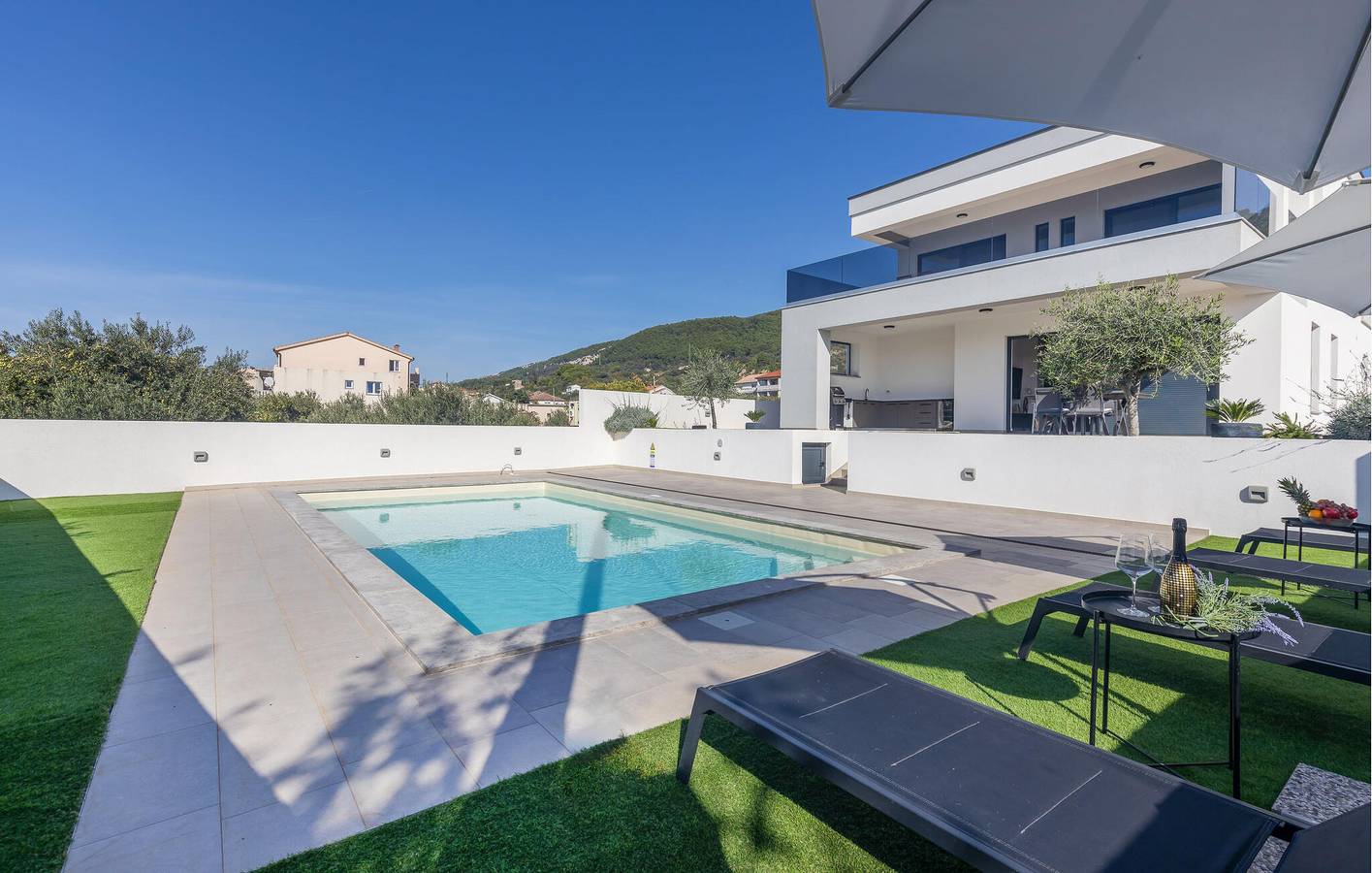 Ferienwohnung mit Meerblick, Pool und Parkplatz, 1,5 km von Barbat na Rabu entfernt in Barbat na Rabu, Rab