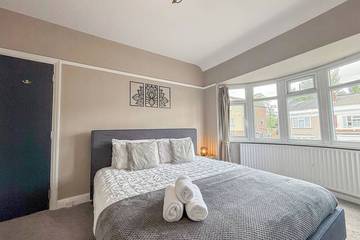 Holiday Rental for 8 People in Kingston upon Thames, Chessington World of Adventures, Photo 1