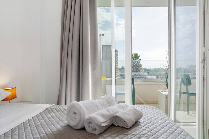 Camera 2 - Matrimoniale con Bagno Esterno Privato, Vista Mare Laterale, Wi-Fi e aria condizionata in Salerno, Costa tirrenica Campania