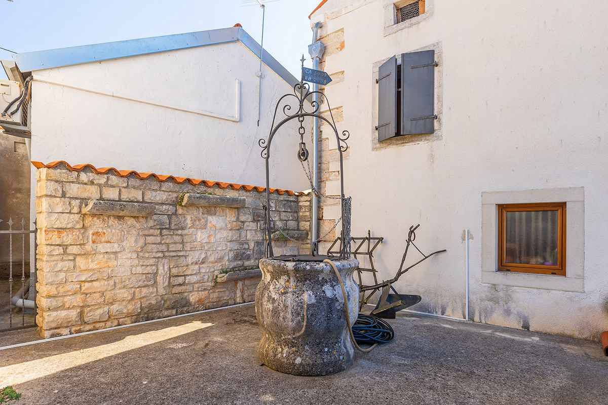 Villa mit Terrasse, Pool und Klimaanlage  in Peruski, Südküste Istrien