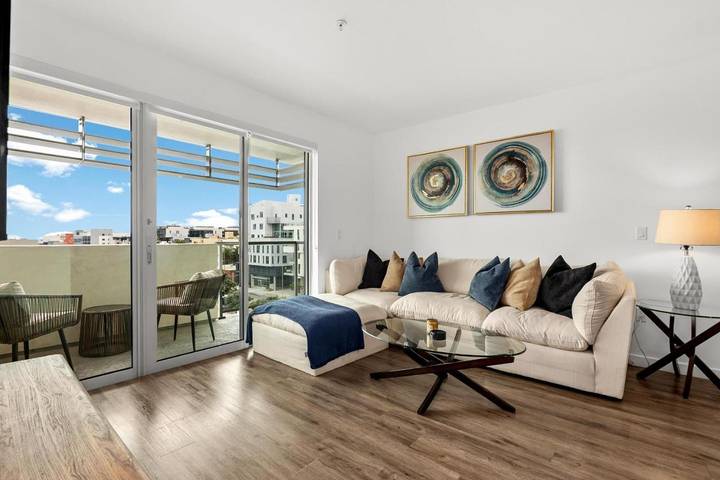 Location de vacances pour 6 personnes, avec piscine ainsi que jacuzzi et jardin, adapté aux familles à Santa Monica