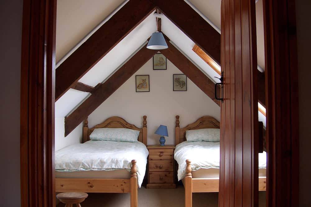 Cottage sleeping up to 6 in 3 bedrooms, peaceful. 1 mile to Newport Town Centre in Pembrokeshire