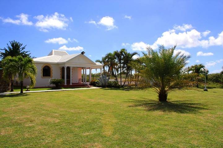 Location de vacances pour 4 personnes, avec terrasse ainsi que jardin et piscine dans Plage du Grand Macabou - 2