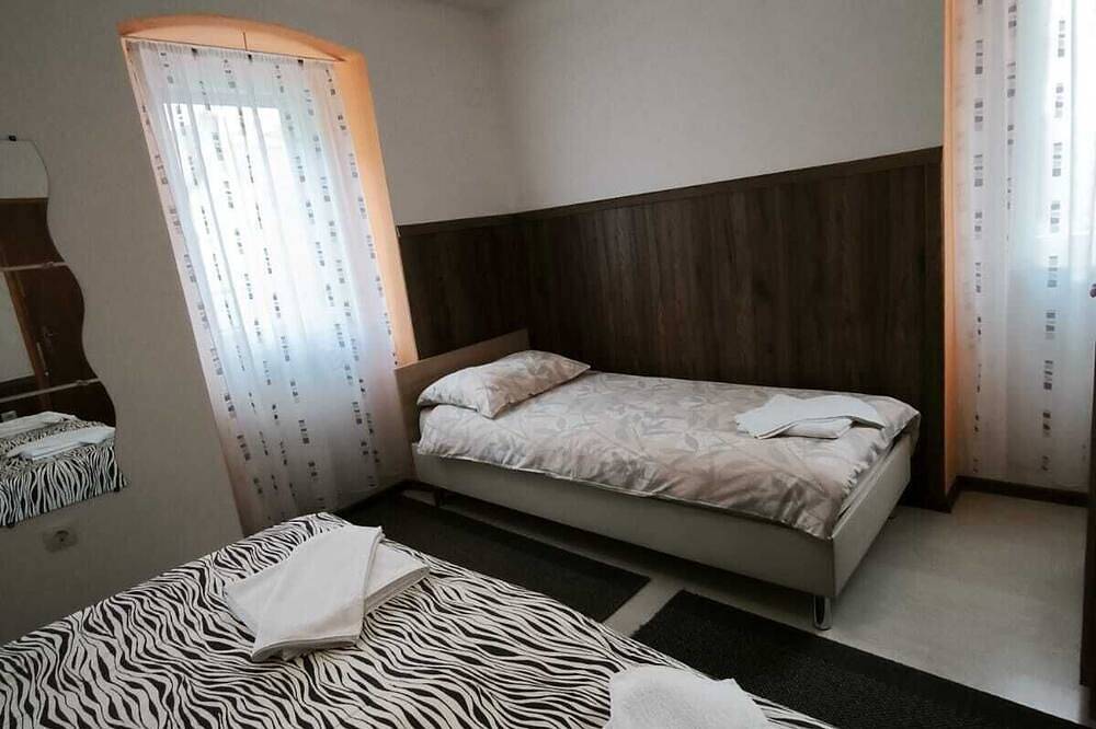 Voll ausgestattetes Haus mit Vorgarten im Zentrum der Stadt, ruhige Straße in Sibenik, Šibenik-Knin
