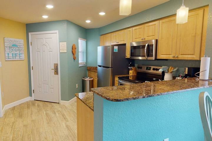 Vacation rental for 6 people, with balcony and pool as well as hot tub in Treasure Island