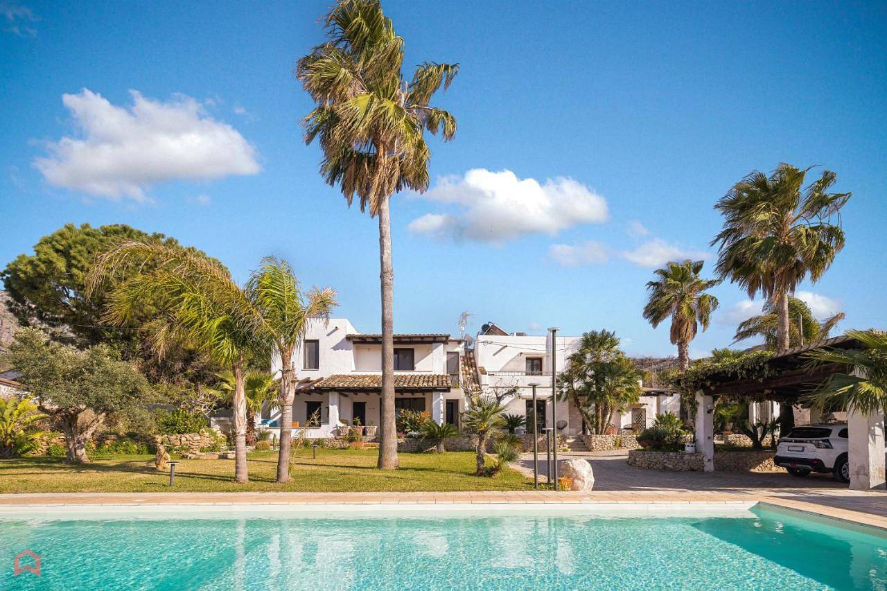 Villa a 300 Mt. dal Mare (Magaggiari) con campo da tennis in Terrasini, Provincia di Palermo