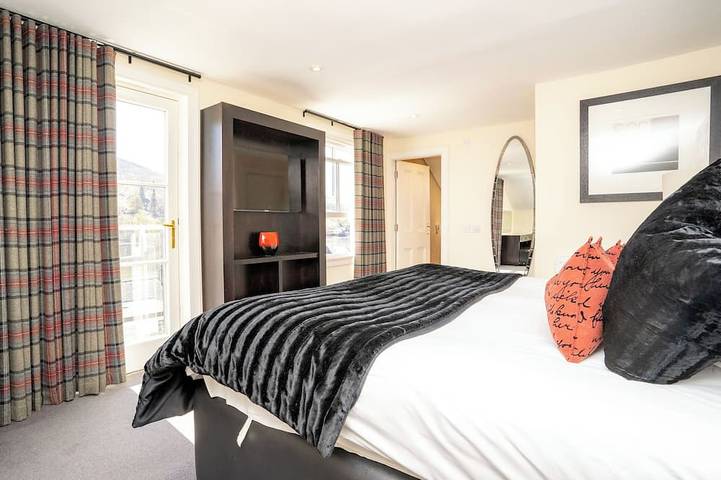 Kenmore Cottage with Hot Tub and views of Loch Tay in Kenmore, Perthshire
