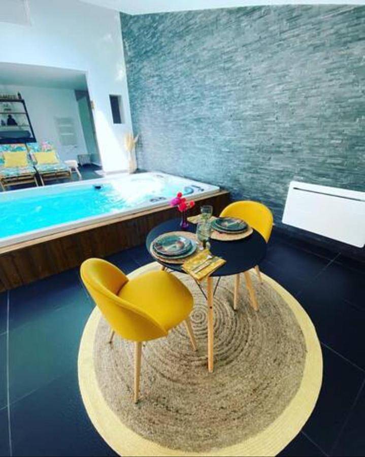 Double Room with Spa Bath in Saint-Georges-d'Espéranche, Région de Vienne