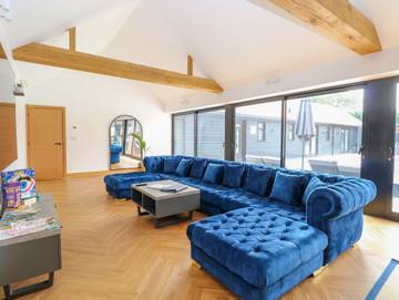 Holiday Rental for 11 People in South Walsham, Norfolk, Photo 2