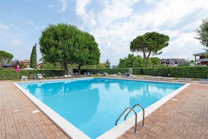 Entire apartment, Apartment 'Fior Di Loto Front Of The Pool' with Shared Pool, Wi-Fi and Air Conditioning in Rivoltella del Garda, Desenzano del Garda