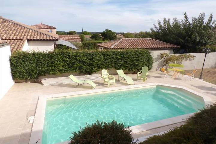 Location de vacances pour 8 personnes, avec piscine et jardin à Alignan-du-Vent