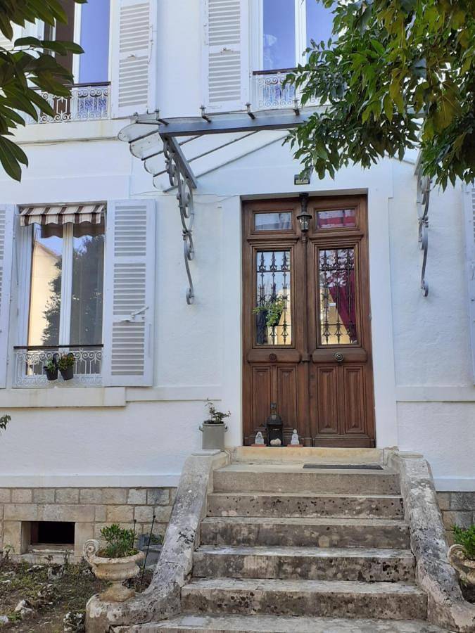 Gîte pour 9 personnes, avec terrasse ainsi que vue et jardin à Brosses