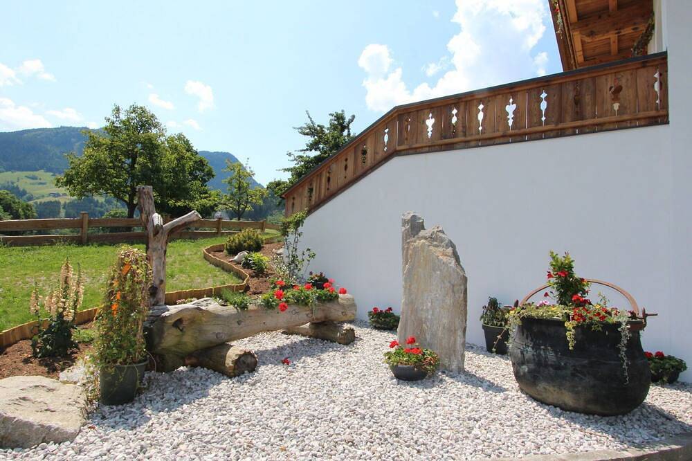Leuk appartement in vakantiehuis met Wifi, Tv, terras, panorama en huisdieren toegestaan in Tux Alps, Fügen