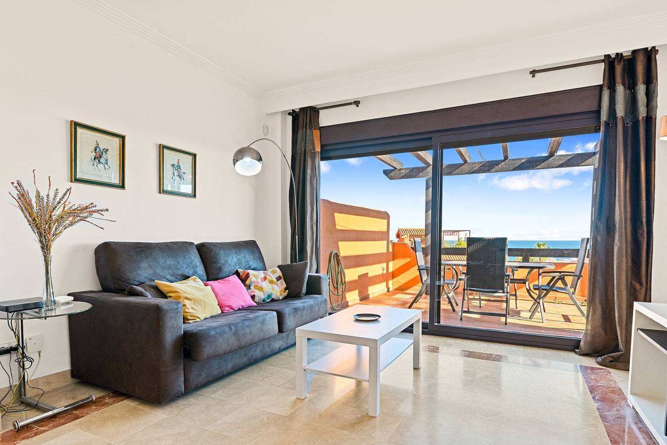 Appartement entier, Penthouse de luxe avec vue sur la mer, Wi-Fi et climatisation à Estepona in Albayt Costa Galera Country Club, Estepona